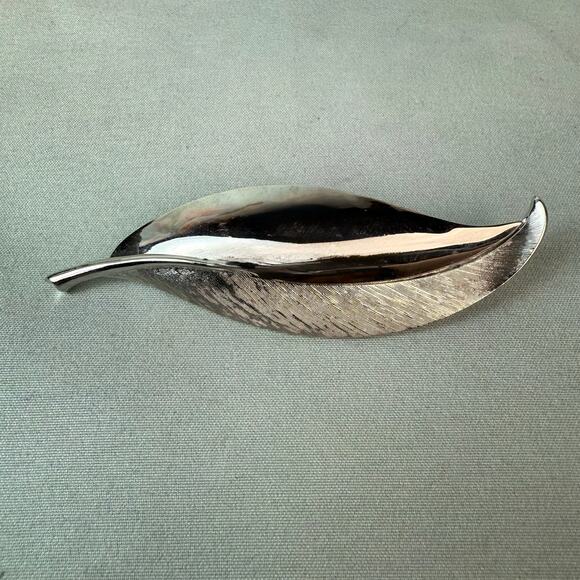 Vintage Set Of Three Goldtone & Silvertone Metal Leaf Brooch Pins - Picture 6 of 7